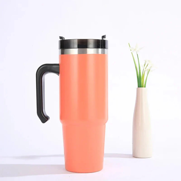 Becher mit Griff und Strohhalm