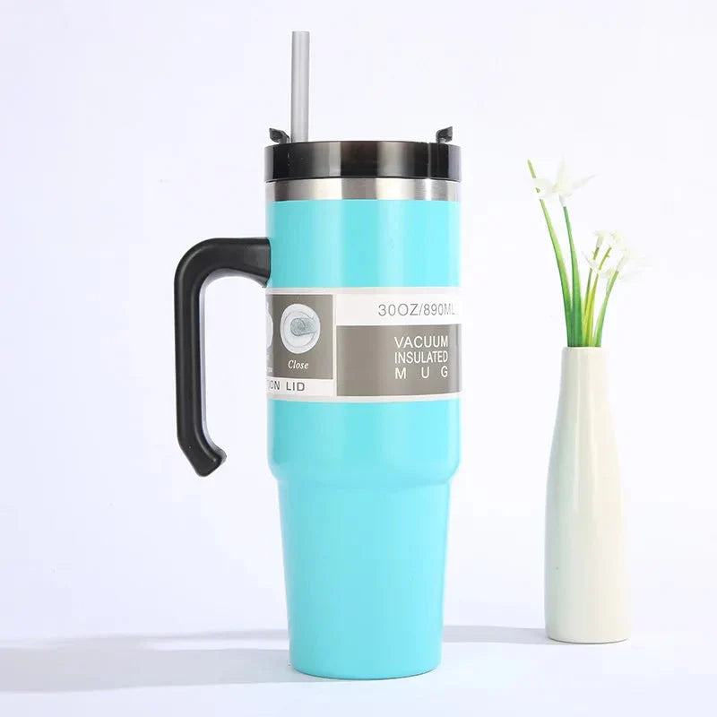 Becher mit Griff und Strohhalm
