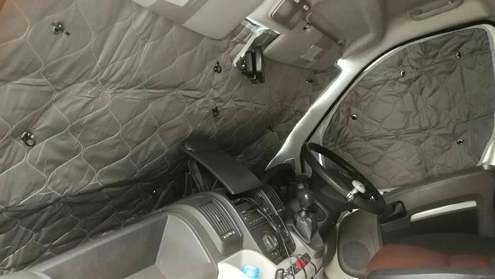 Isolierende Thermomatte für Wohnmobil-Scheiben